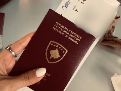 Pse nuk mund të buzëqeshim në foton e pasaportës?