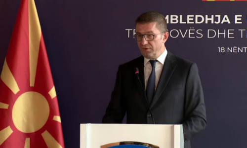 Mickoski për Stoilkoviqin: Digjej nga dëshira për të qenë në Prishtinë