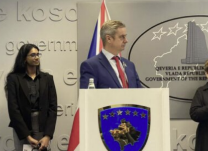 Ambasadori britanik në Kosovë ka një kërkesë për Qeverinë: Dhuna me bazë gjinore problem global, të mbështeten viktimat