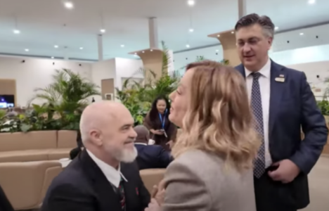 Edi Rama i ulet në gjunjë kryeministres italiane Giorgia Meloni në Samitin për Klimën