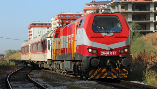 Sulmohet me gurë treni që shkonte nga Prishtina në Pejë