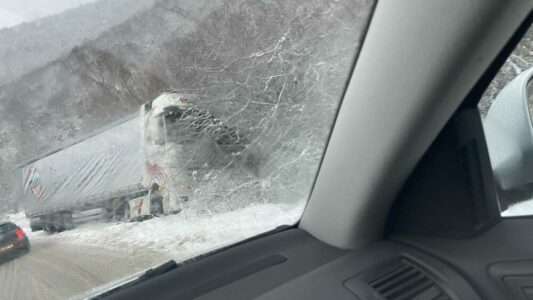 Aksidentohet kamioni te Liqeni i Badovcit