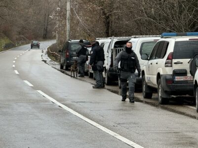 Policia aksion edhe në Mitrovicë të Veriut, shoqërojnë në stacion një person- i gjejnë armë, emblema e maska