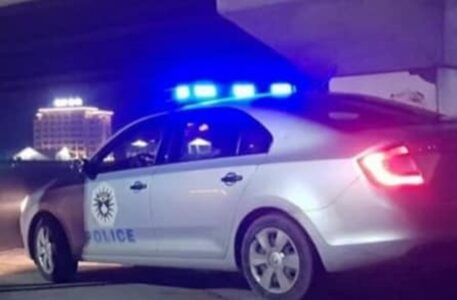 Zyrtarët policorë sulmohen nga dy persona që u vetaksidentuan në gjendje të dehur