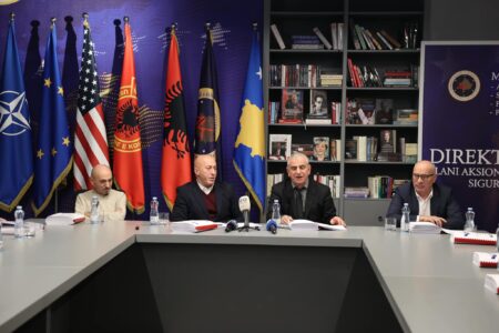 Haradinaj me premtime për të verbërit : Subvencionim, integrim të shkrimit braille në hapësira publike dhe hapje të shkollave të specializuara