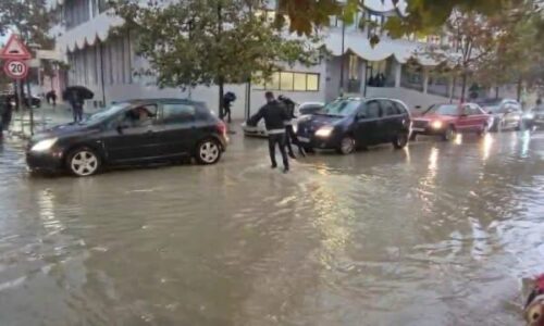 Moti i keq, përmbytet një pjesë e Durrësit