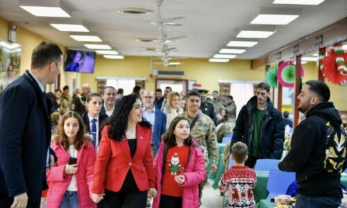 Festa e Krishtlindjes: Osmani shkon në Bondsteel me dy vajzat e saj