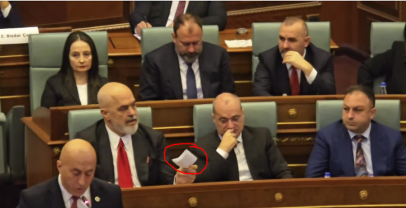 (VIDEO) Rama i dërgon një “letër sekrete” Kurtit, teksa Haradinaj fliste në mbledhjen e kuvendeve Kosovë-Shqipëri