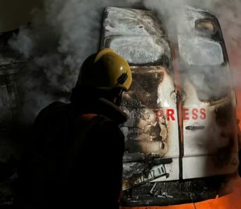 Të paktën 10 të vrarë, përfshirë pesë gazetarë në sulmet izraelite mbi Gazën