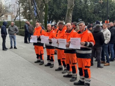 Punëtorët e “Pastrimit” protestojnë sërish para komunës kundër angazhimit të privatëve për mbledhjen mbeturinave