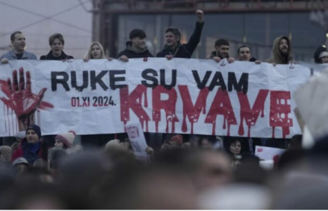 Protestë masive në Beograd kundër Vuçiqit