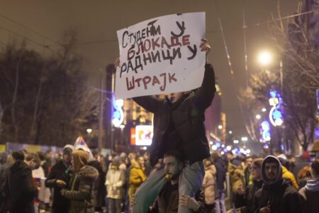 Beograd: Demonstratë e zhurmshme e studentëve kundër udhëheqjes populiste të Serbisë