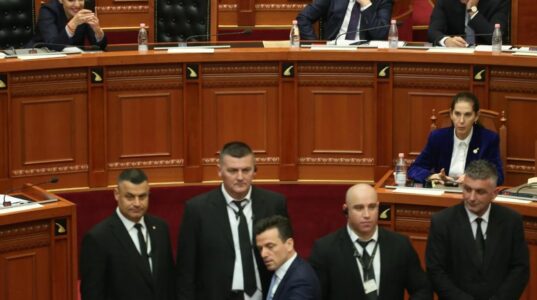 Deputeti i Shqipërisë e bllokon për më shumë se dy orë foltoren e Kuvendit