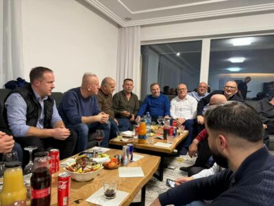 Elmi Reçica viziton familjen Krasniqi: Të njohur për kontributin e çmuar në luftën për çlirimin e Kosovës