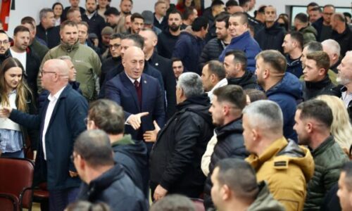 Haradinaj poston foto nga tubimet e djeshme: Kur je i vërtetë mbushen sallat edhe në qyteza e fshatra