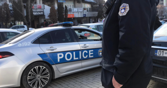 Policia për plagosjen në Pejë: Arrestuam të dyshuarin, gjetëm armë automatike dhe pistoletë, gëzhoja e karikator