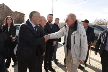 Ferat Shala bashkë me William Walker vizitojnë shtëpinë Muze në Poklek: Është një vend kujtimi i përhershëm për 53 civilët e masakruar