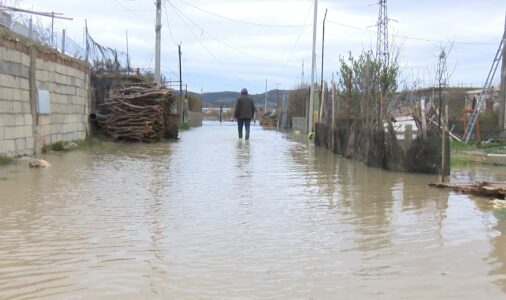 Përmbyten lagjet e Vlorës, mbi 100 familje të rrethuara nga uji