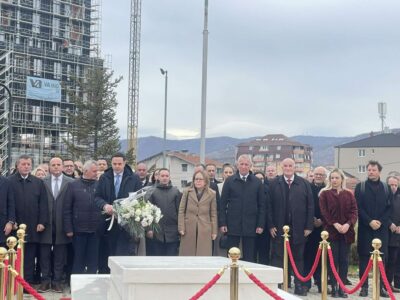 Abdixhiku bën homazhe te varri i Rugovës, në mbrëmje shkon në Podujevë