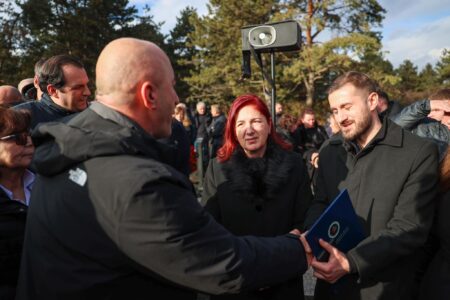 Haradinaj në varrimin e Anton Berishës, ndan medaljen post mortum “Me besim në Zot, Atdhe e Shtet”