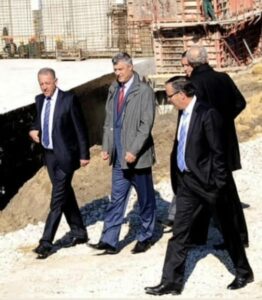 Kajtazi publikon foto me Thaçin dhe Hamzën: Më 2011 vumë gurthemelin e fabrikës së ujit në Vushtrri, projekt që ndryshoi jetën e qytetarëve