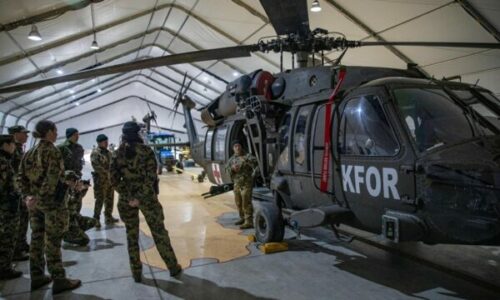 KFOR’i tregon helikopterët “Blackhawk”, njofton se ushtarët amerikanë dhe zviceranë kanë kryer stërvitje