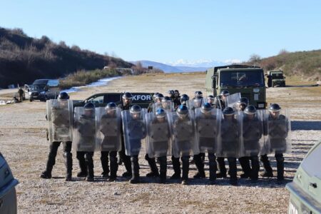 Ushtarët letonianë të KFOR’it kryejnë trajnime për kontrollin e trazirave të turmës në Kçiç të Kosovës