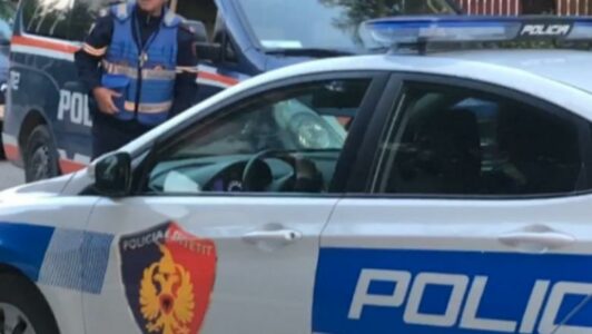 E rëndë në Tiranë: Punonjësi i policisë qëllon veten me armë në banesë (EMRI)