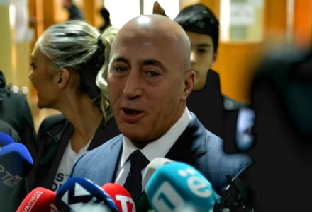 Voton Ramush Haradinaj, shoqërohet nga bashkëshortja dhe fëmijët