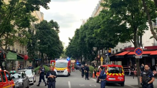 U hodh drejt policëve dhe më pas i goditi me thikë, vritet autori i sulmit në Paris