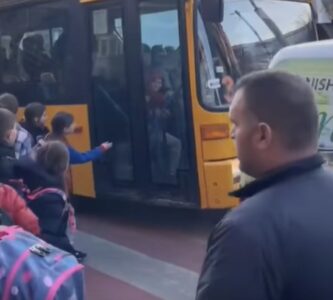 Largohet nga puna shoferi i autobusit që rrezikoi fëmijët në Prishtinë