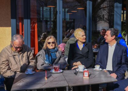 Kurti pas votimit del në kafe me bashkëshorten dhe prindërit e tij