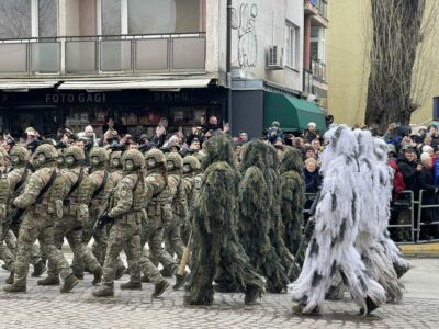 Nder dhe krenari: FSK dhe Policia e Kosovës nderojnë 17-vjetorin e Pavarësisë me parakalim