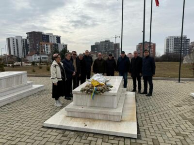 Elmi Reçica bën homazhe te varri i Adem Demaçit: Mbetet një nga figurat më të ndritura të historisë sonë