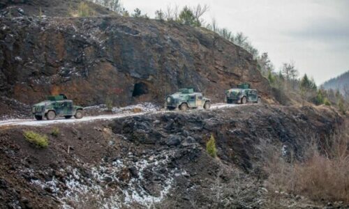 Ushtarët amerikanë patrullojnë përgjatë vijës kufitare me Serbinë me autoblinda