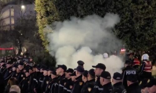 Protestuesit në Tiranë hedhin lëndë piroteknike drejt policisë, lëndohen tre efektivë