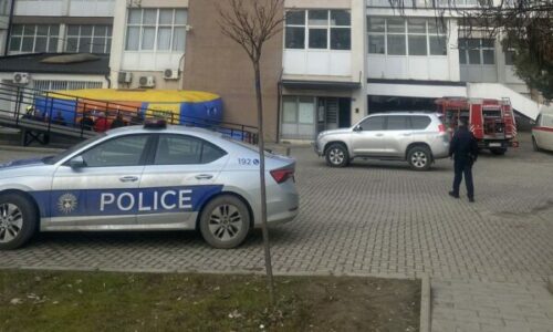 Incident në QKUK: Policia njofton se ka neutralizuar një burrë që “ia kufizoi lëvizjen” gruas së tij në vendin e punës