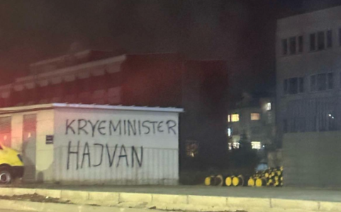 “Kryeministër hajvan”, shfaqet grafiti kundër Kurtit në hapësirat e QKUK-së