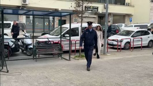 Erion Veliaj dhe bashkëshortja e tij Ajola Xoxa paraqiten në gjykatë (VIDEO)