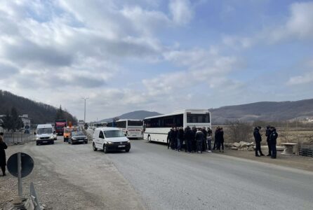 Pronarët e autobusëve të linjës Podujevë-Prishtinë në grevë