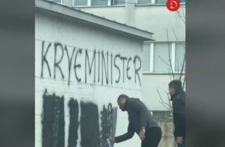 S’iu pëlqeu: Aktivistët e VV-së e fshijnë grafitin ku shkruhej “Kryeministër Hajvan”