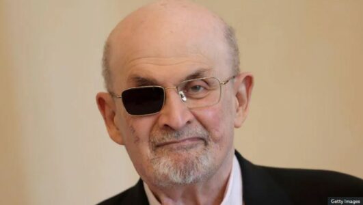 Nis gjyqi për njeriun e akuzuar për therjen me thikë të shkrimtarit Salman Rushdie