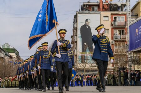 Osmani ndan pamje nga parakalimi i Ushtrisë dhe Policisë: Krenarë me ta – mbrojtja e lirisë është detyrë e përhershme