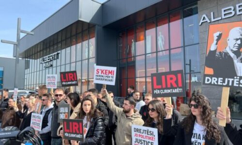 “Drejtësi, jo politikë”- Disa qytetarë protestojnë para EULEX-it ku po mbahet Hashim Thaçi