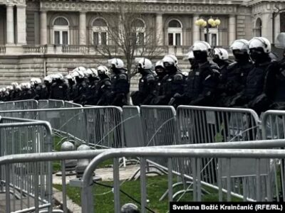 Edhe një orë fillon protesta masive në Beograd: Kordoni policor rrethon ndërtesën e Presidencës