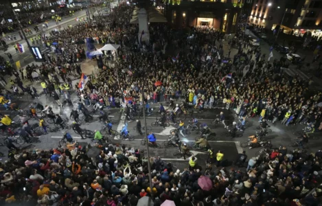 Mijëra serbë mbushin rrugët në prag të protestës së madhe kundër Vuçiqit