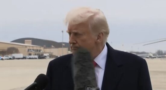 Trump me reagim epik pasi goditet aksidentalisht me mikrofon nga një gazetare (VIDEO)