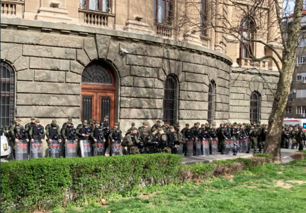 Numër i madh i forcave policore në Beograd para nisjes së protestës