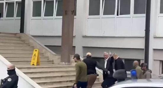 Momenti kur Thaçi arrin në QKUK, nuk mungon përshendetja e tij e famshme(VIDEO)