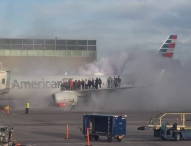 Shpërthen zjarri në një aeroplan në Kolorado, evakuohen 176 pasagjerë